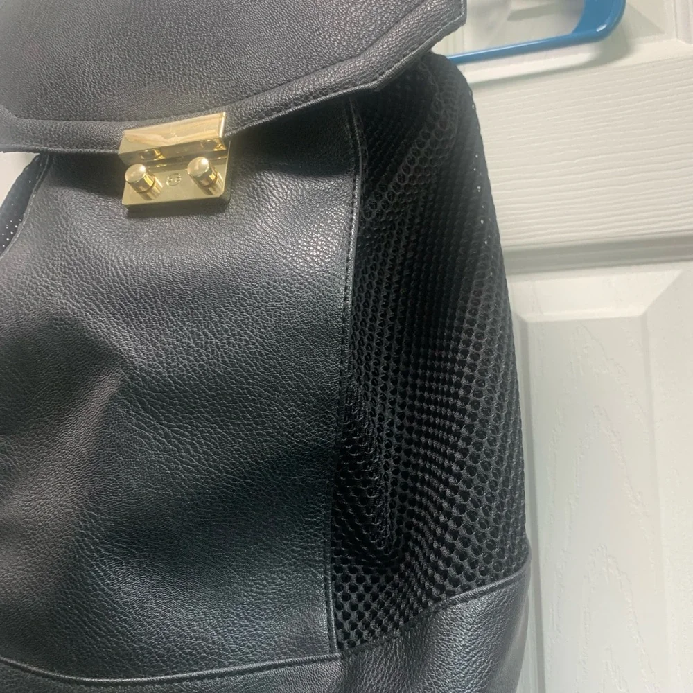 Backpack - Picture 2 of 6